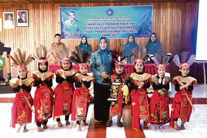 PEMBINAAN: Ketua TP-PKK Kotim Khairiah Halikinnor (tengah) hadir memimpin kegiatan pembinaan pembinaan TP-PKK Kecamatan di Parenggean, Selasa (28/10). TP-PKK KOTIM/ RADAR SAMPIT