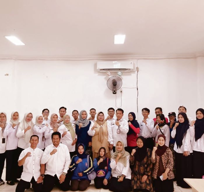 BERSAMA: Wakil Bupati Kotim Irawati berfoto bersama usai memimpin rapat koordinasi, Rabu (29/10). FOTO: IST/RADAR SAMPIT