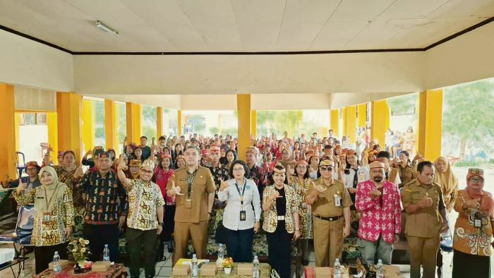 LUAR BIASA : Sekretaris Dinas Pendidikan (Disdik) Kota Palangka Raya Aprae Vico Ranan bersama Kabid Pembinaan SMP Palangka Raya Aswani saat berfoto bersama di kegiatan Festival Tunas Bahasa Ibu (FTBI)