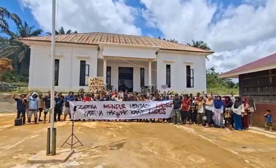 Sejumlah warga berkumpul di depan kantor desa mendesak Kades Waringin Agung, Kecamatan Antang Kalang, mundur dari jabatan.