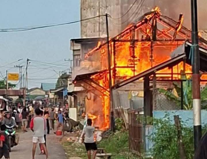 Kebakaran melanda bangunan semi permanen di kawasan Pasar Pundu, Kecamatan Cempaga Hulu, Kabupaten Kotawaringin Timur, Rabu sore (29/10/2025).