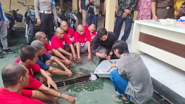 ILUSTRASI: Puluhan tersangka kasus narkoba menyaksikan pemusnahan barang bukti sabu-sabu di Mapolres Kotim, beberapa waktu lalu. FOTO: DUKUMEN/RADAR SAMPIT