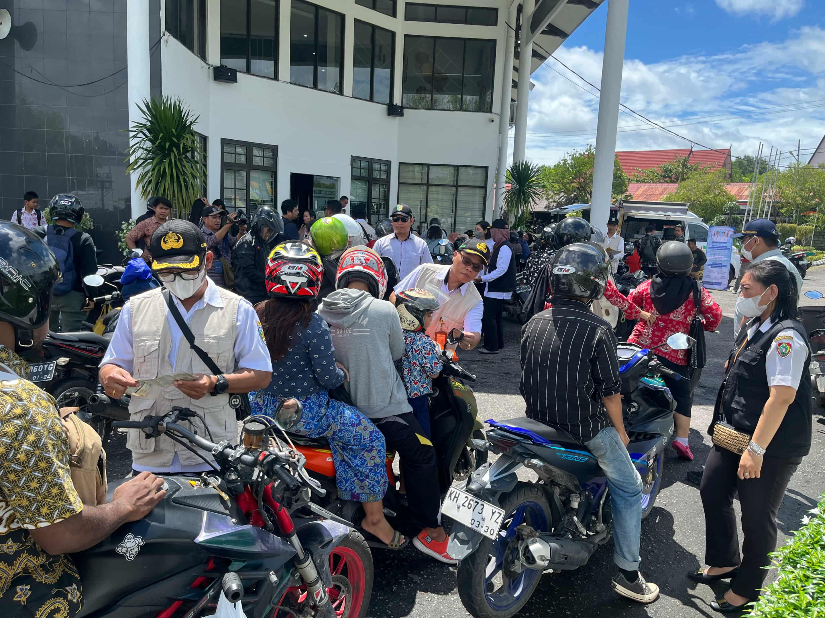 Operasi gabungan penertiban pajak kendaraan bermotor digelar oleh tim terpadu di halaman kantor Bapenda Provinsi Kalteng, Jalan RTA Milono KM 5,5, Palangka Raya, Rabu (29/10).