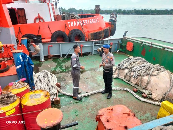 PATROLI : Personel Satpolair Polres Kotim melaksanakan patrol Kamtibmas dan berbincang dengan nahkoda kapal, Kamis (30/10/2025). FOTO: POLRES KOTIM/RADAR SAMPIT