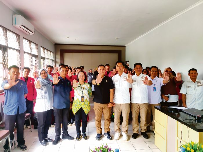 KEGIATAN: BNNP Kalteng dan BNNK Kotim foto bersama disela-sela  Kegiatan Asistensi Relawan Anti Narkoba, Kamis (30/10). FOTO: YUNI/RADAR SAMPIT