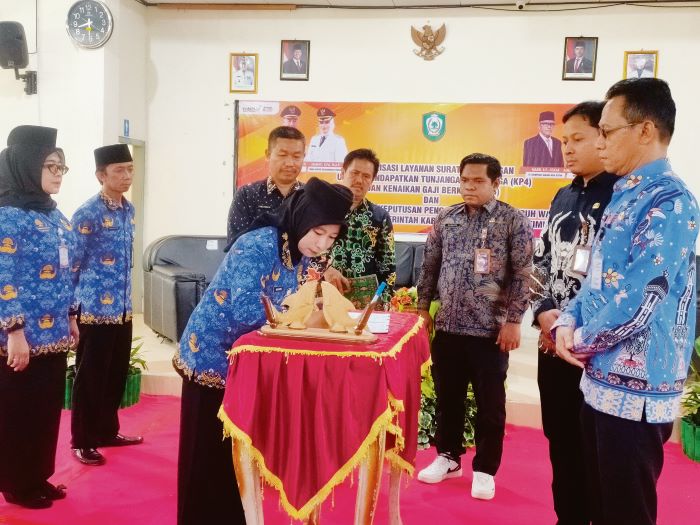 SIMBOLIS: Penyerahan SK pengangkatan PPPK Paruh Waktu yang disaksikan Asisten III Setda Kotim Bima Ekawardhana mewakili Bupati Kotim, Kamis (30/10). FOTO: YUNI/RADAR SAMPIT