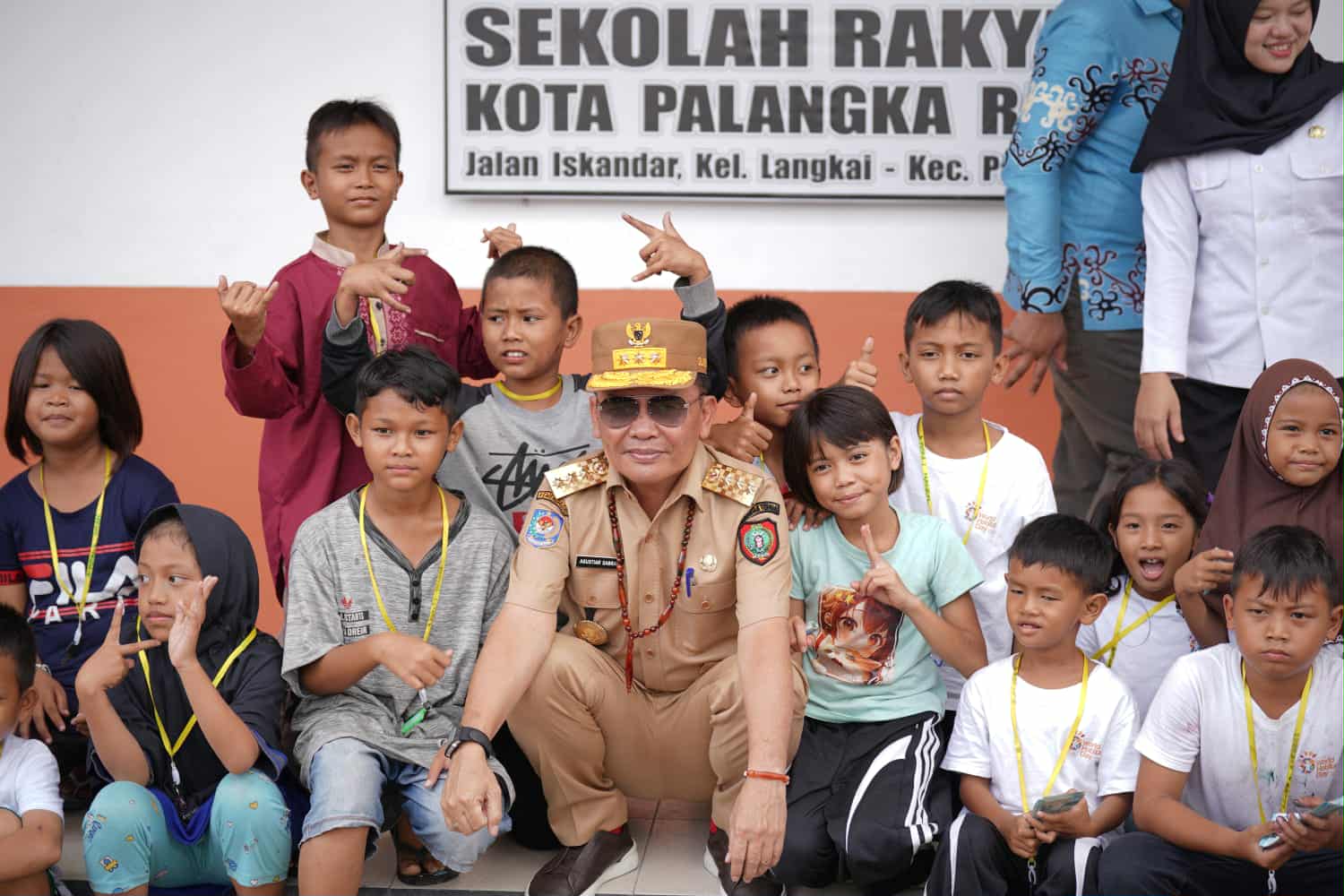 Gubernur Kalimantan Tengah Agustiar Sabran bersama murid Sekolah Rakyat, Jalan Iskandar, Palangka Raya, Rabu (29/10).