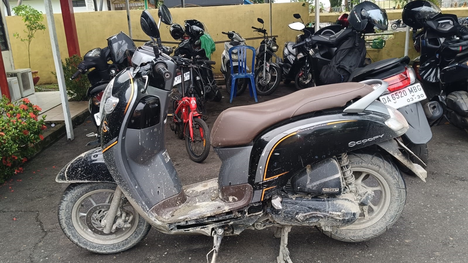 Barang bukti sepeda motor curian diamankan di Mapolsek Kurun, Kamis (30/10).