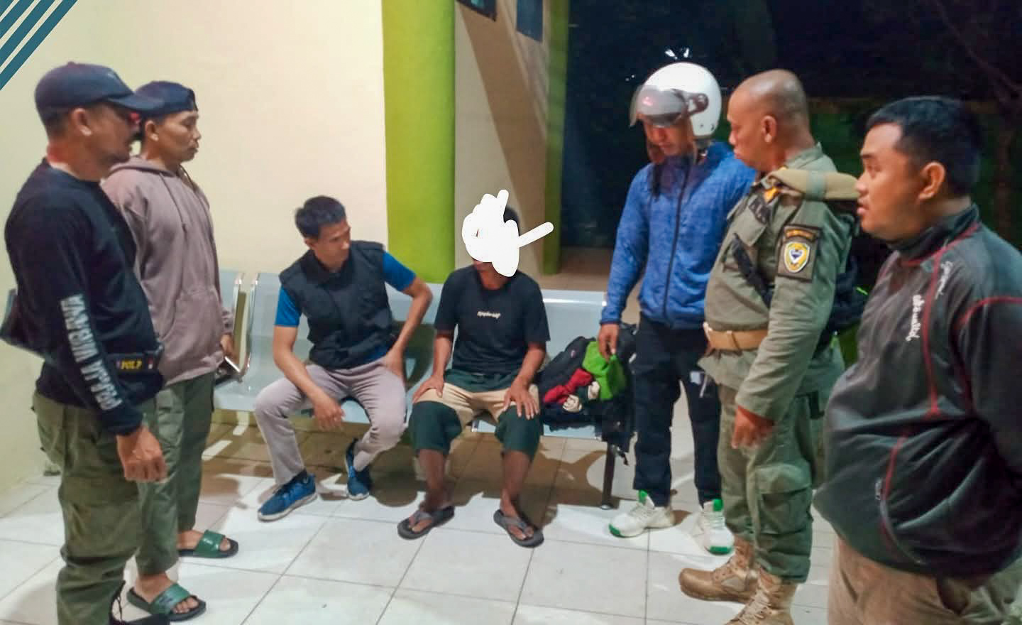 Satpol PP Seruyan saat mengamankan ODGJ di Mako Satpol PP untuk diberikan penanganan awal, Rabu (29/10) malam.