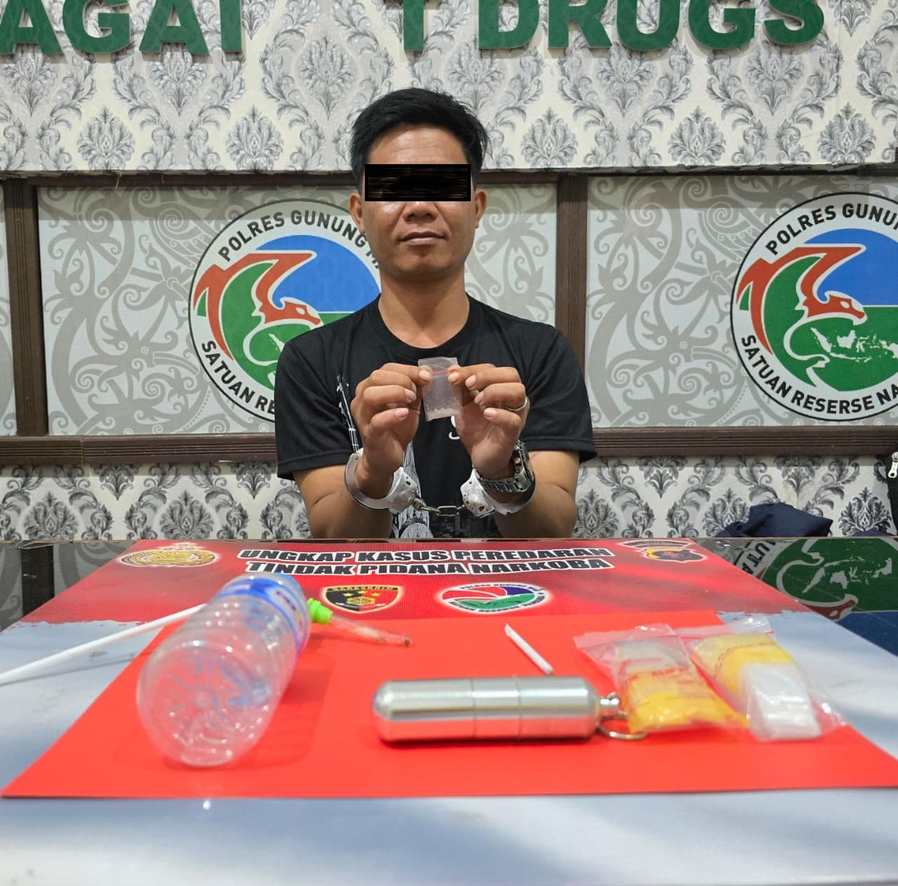 TP (31) beserta barang bukti sabu ketika diamankan di Kantor Satres Narkoba Polres Gumas, Kamis (30/10).