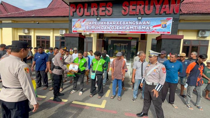 APEL AKBAR: Perwakilan buruh dan ojek menerima bingkisan sembako dari Polres Seruyan, Jumat (31/10/2025). FOTO: RIFANI/RADAR SAMPIT
