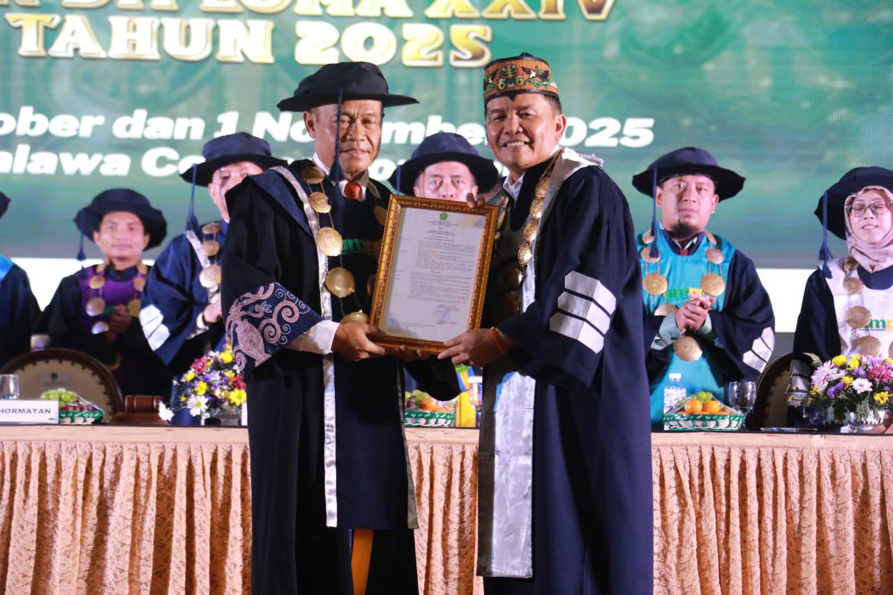 Gubernur Kalteng Agustiar Sabran, menerima SK sebagai anggota senat kehormatan Universitas Muhammadiyah Palangka Raya (UMPR), yang diserahkan Rektor UMPR Muhammad Yusuf, di Palangka Raya, (31/10).