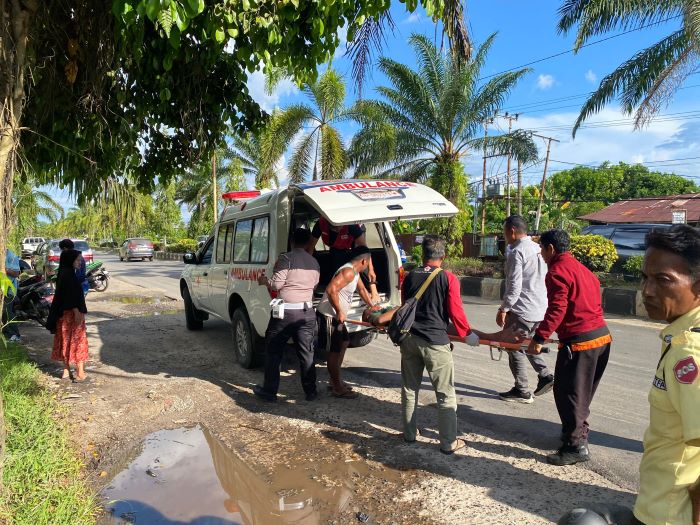 CELAKA: Polantas Polres Kotim dan warga mengevakuasi korban kecelakaan  di Jalan Jenderal Sudirman, Sampit, Kamis (30/10/2025). FOTO:BUDI/RADAR SAMPIT