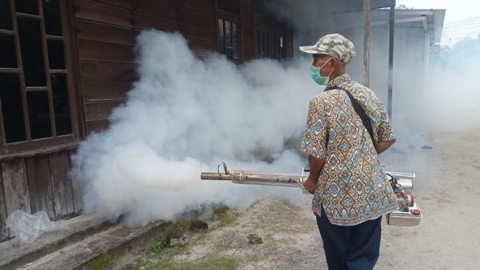 WASPADA: Munculnya kasus DBD saat ini di Kelurahan Mendawai membuat petugas dari Puskesmas Sukamara melakukan pengasapan. FOTO: FAUZIANUR/RADAR SAMPIT