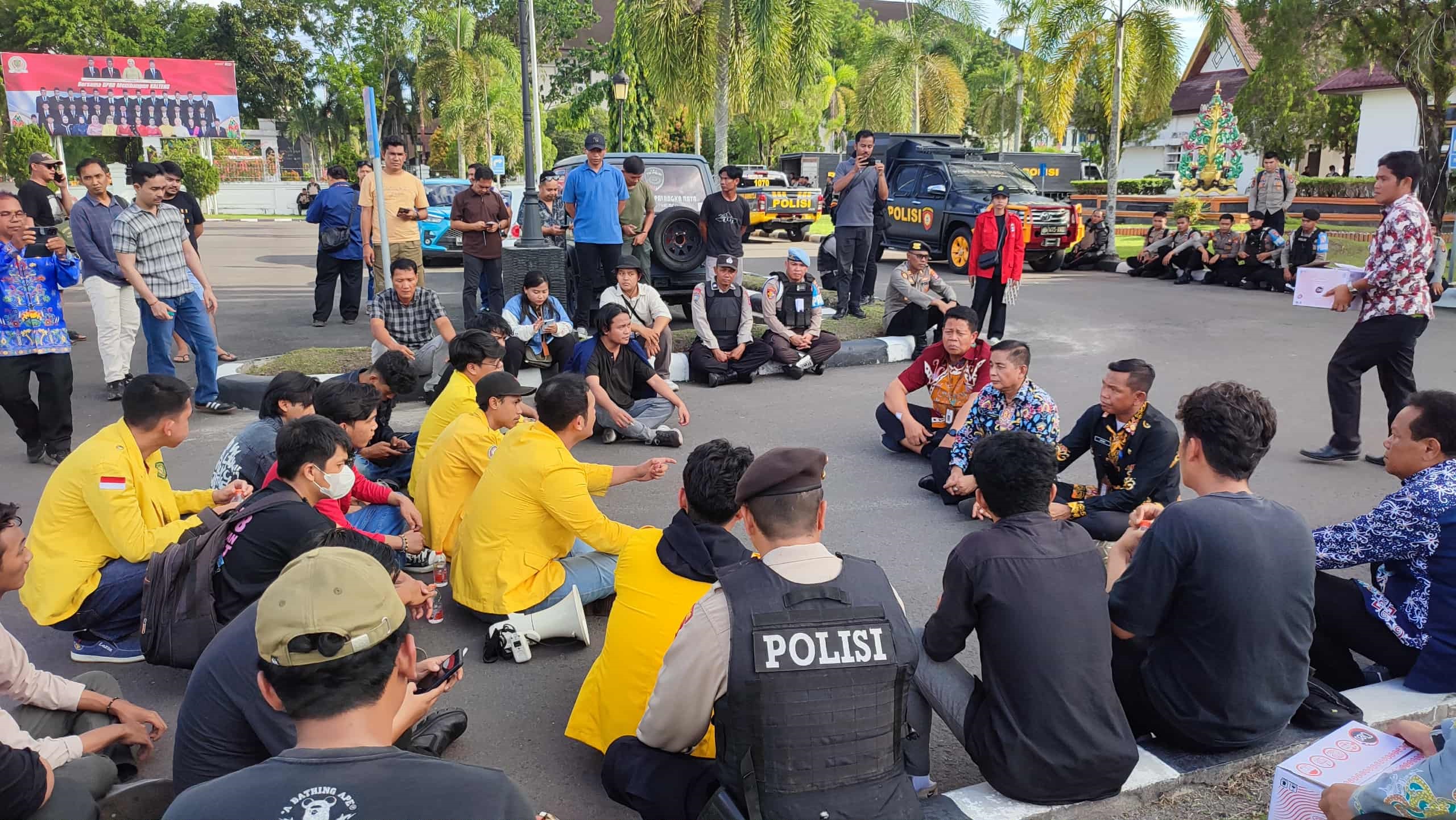 Sejumlah pemuda yang mengatasnamakan diri Garda MBG (Garda Pemuda Menggugat Prabowo-Gibran) menggelar aksi damai di Kantor DPRD Kalimantan Tengah, Kamis (30/10).