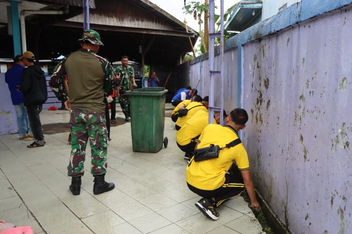 GOTONG ROYONG : Sejumlah pihak ketika gotong royong membersihkan rumah ibadah, Jumat (31/10/2025). FOTO : ARHAM SAID/RADAR SAMPIT