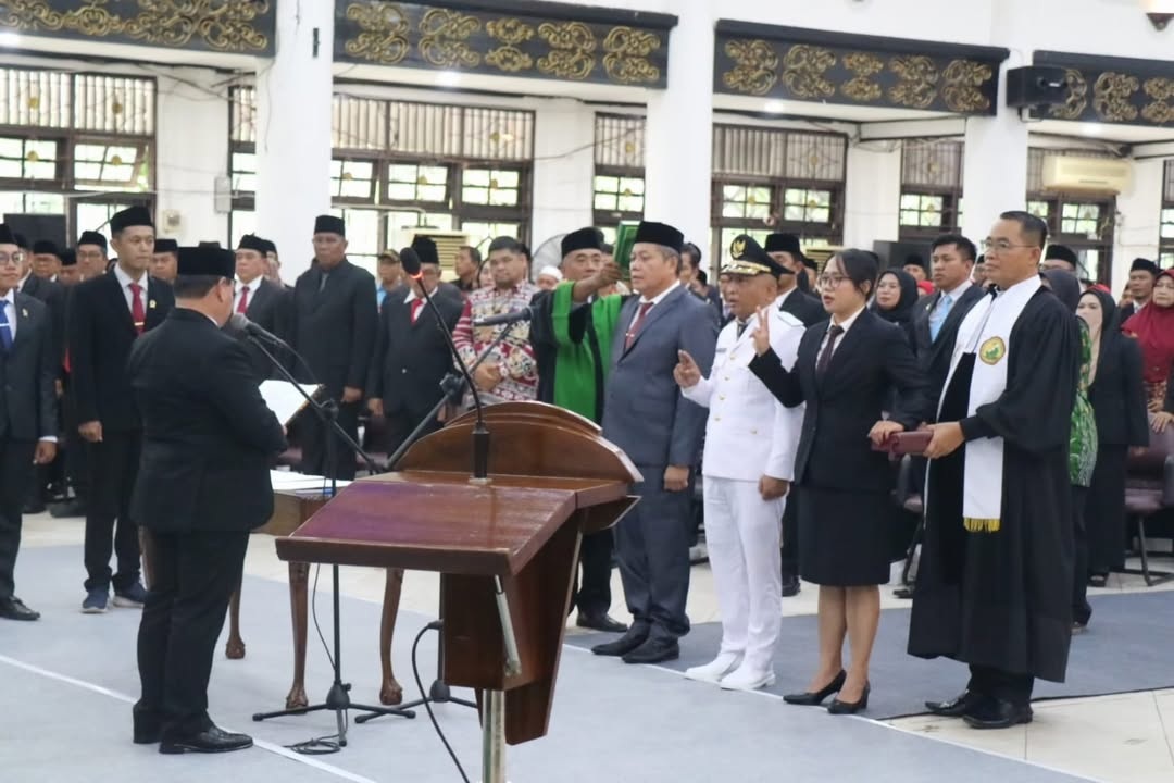 Bupati Kotim Halikinnor saat melantik Pj Sekda Kotim dan sejumlah pejabat lainnya, di Gedung Serbaguna Sampit, Jumat (31/10/2025). (Dinas Kominfo Kotim)