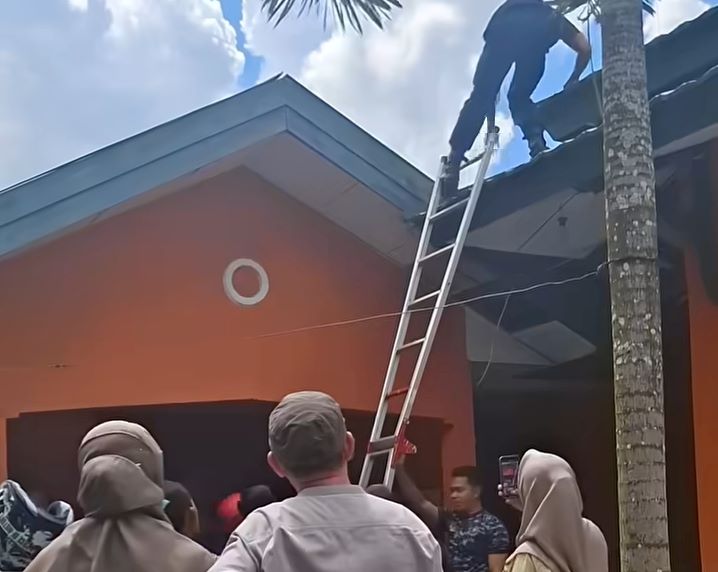 CEK TKP : Personel Damkar saat melakukan pengecekan ke atap gedung Puskesmas Arut Selatan, Kabupaten Kotawaringin Barat, belum lama tadi. FOTO: IST/RADAR SAMPIT