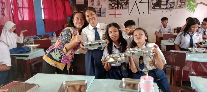MAKAN GRATIS : Para pelajar SMPN 1 Kuala Kurun bersama guru menunjukkan porsi makanan yang disantap dalam program MBG, belum lama tadi. FOTO : SMPN 1 KUALA KURUN FOR RADAR SAMPIT