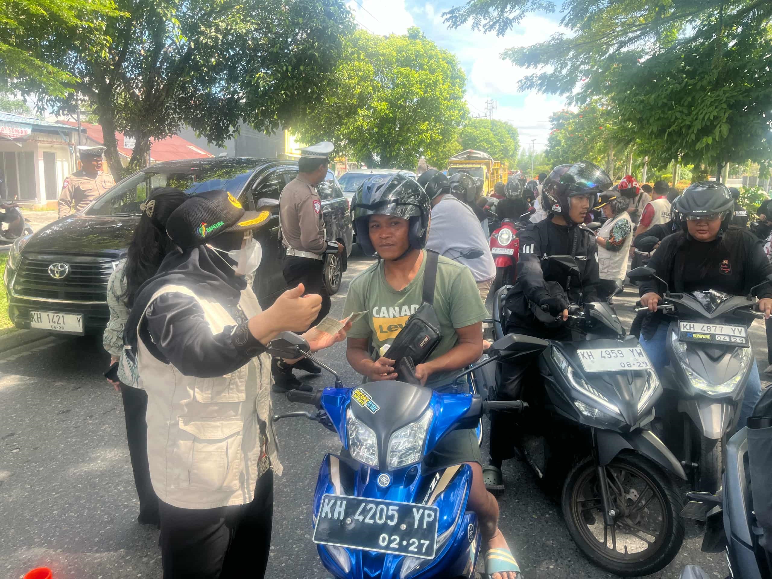 Operasi gabungan penertiban pajak kendaraan bermotor digelar oleh tim terpadu di Jalan Garuda, Palangka Raya, Kamis (30/10).