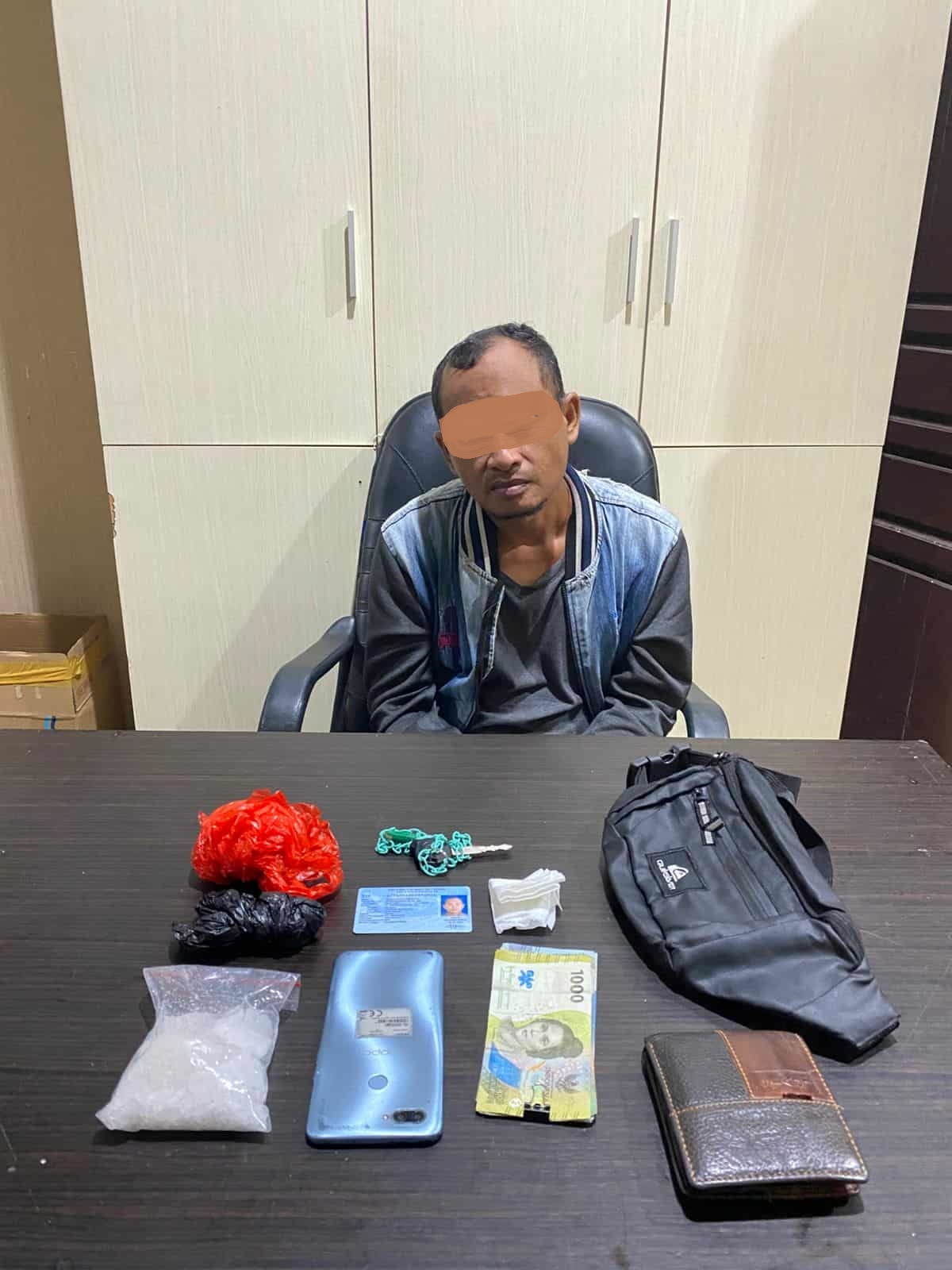 Pria berinisial IAF (33) saat ditangkap bersama barang bukti narkotika jenis sabu-sabu seberat 106 gram di Jalan G. Obos XX, Kelurahan Menteng, Kecamatan Jekan Raya, belum lama tadi.