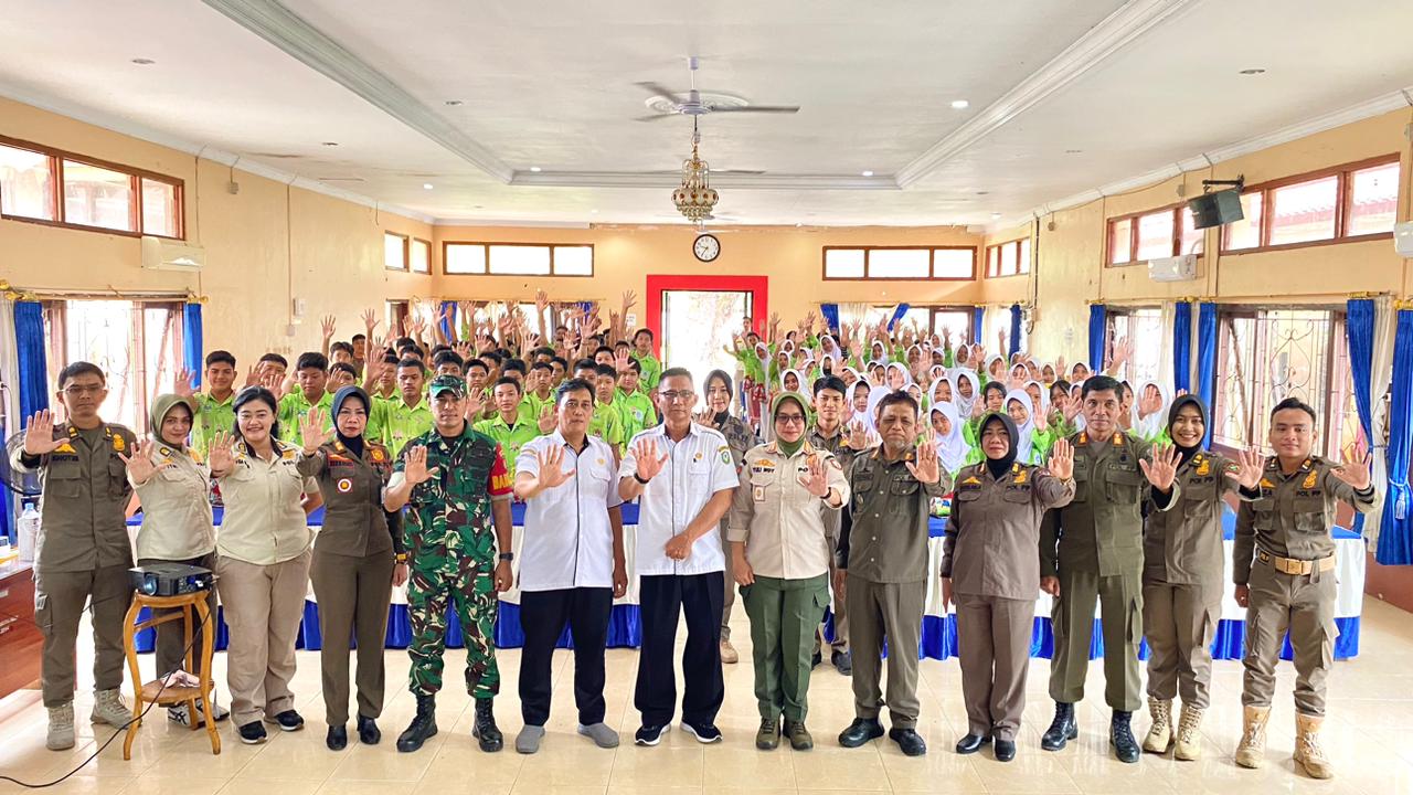SINERGI PROGRAM: Sosialisasi wawasan kebangsaan, program &lsquo;Pacar Genit&rsquo; dan Kawasan Tanpa Rokok yang dilaksanakan Satpol PP Kotim bersama Koramil 1015-05 Kota Besi di SMPN 1 Kota Besi, Rabu (29/10).&nbsp;