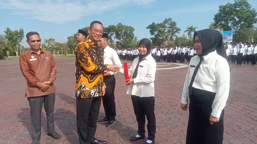 KEPEGAWAIAN: Bupati Sukamara Masduki saat menyerahkan SK Pengakataan PPPK Paruh Waktu.