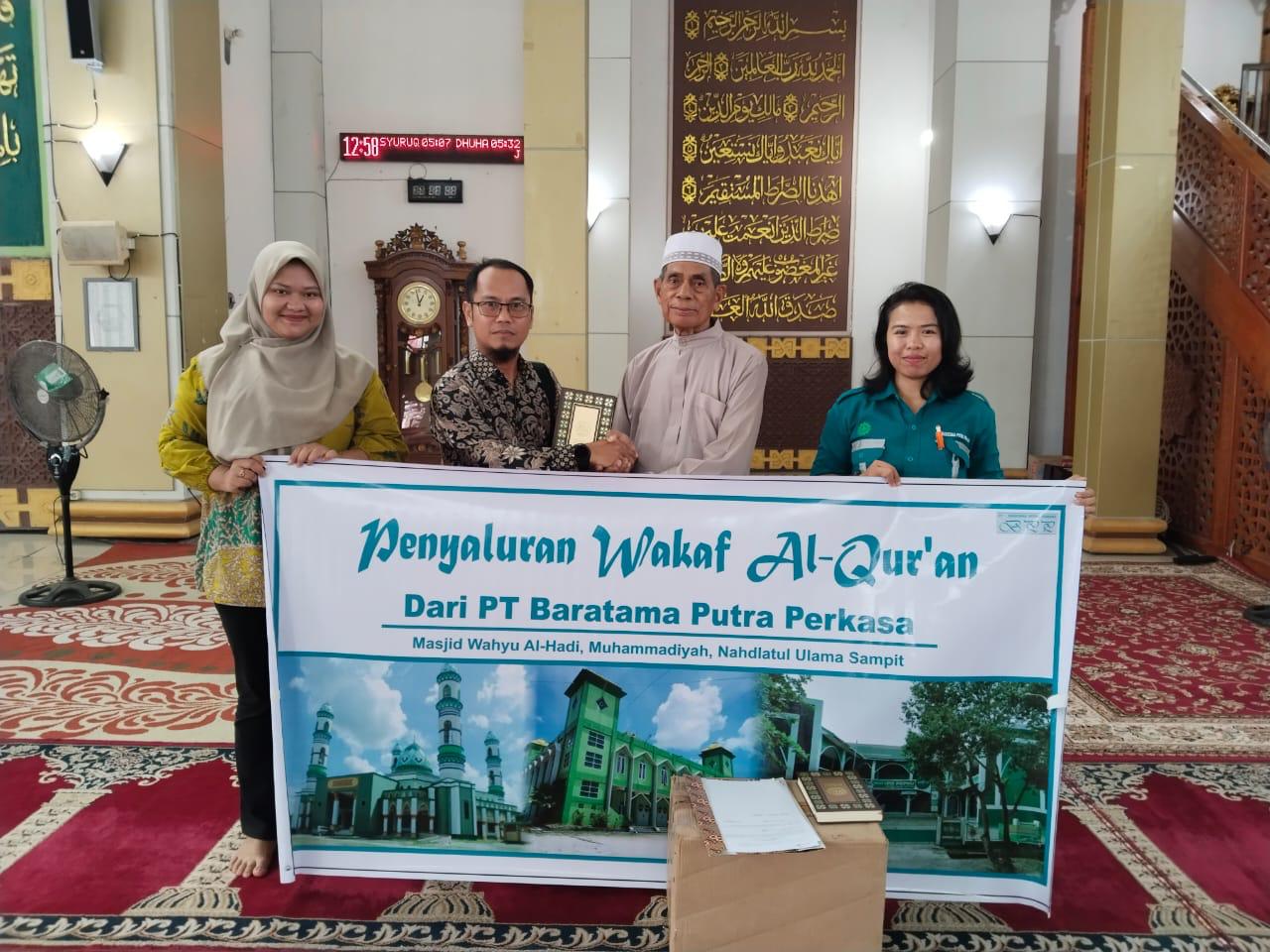 Ali Rosyadi, Manajer PT BPP  menyerahakan wakaf Alquran diterima oleh H. Abd Hadi S.Pd.I (Ketua Takmir dan Imam Masjid Agung Wahyu Al Hadi