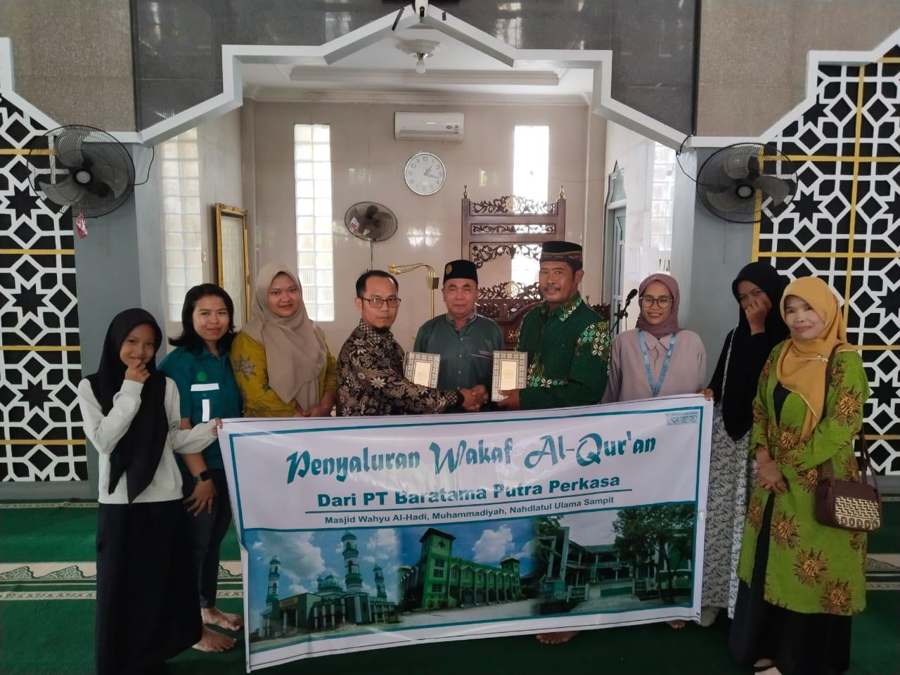 Ali Rosyadi, Manajer PT BPP  menyerhakan wakaf alquran diterima  I Wayan Alaf, Ketua Pimpinan Daerah Muhammadiyah Kotim di Masjid Al Muhajirin Muhammadiyah Kotim