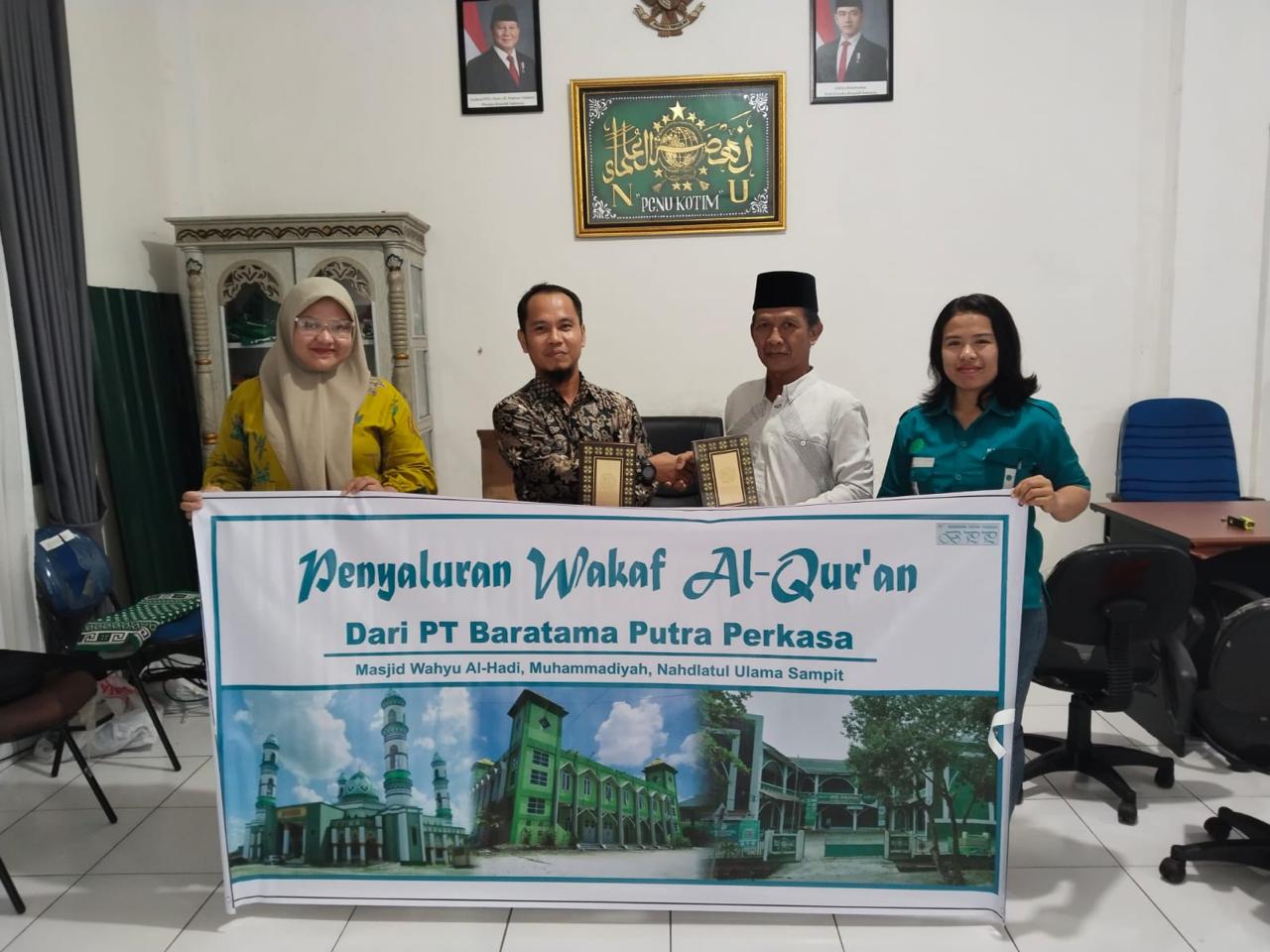 Ali Rosyadi, Manajer PT BPP  menyerahkan wakaf alquran diterima oleh Budi Suhartana, Bendahara Pengurus  Cabang PCNU Kotim