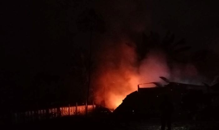 KEBAKARAN: Personel Damkar saat melakukan penanganan kebakaran di Jalan Perumahan Citra Pesona, RT 01, Desa Pasir Panjang, Kecamatan Arut Selatan (Arsel), Jumat (31/10/2025) pukul 23.00 WIB. FOTO: IST