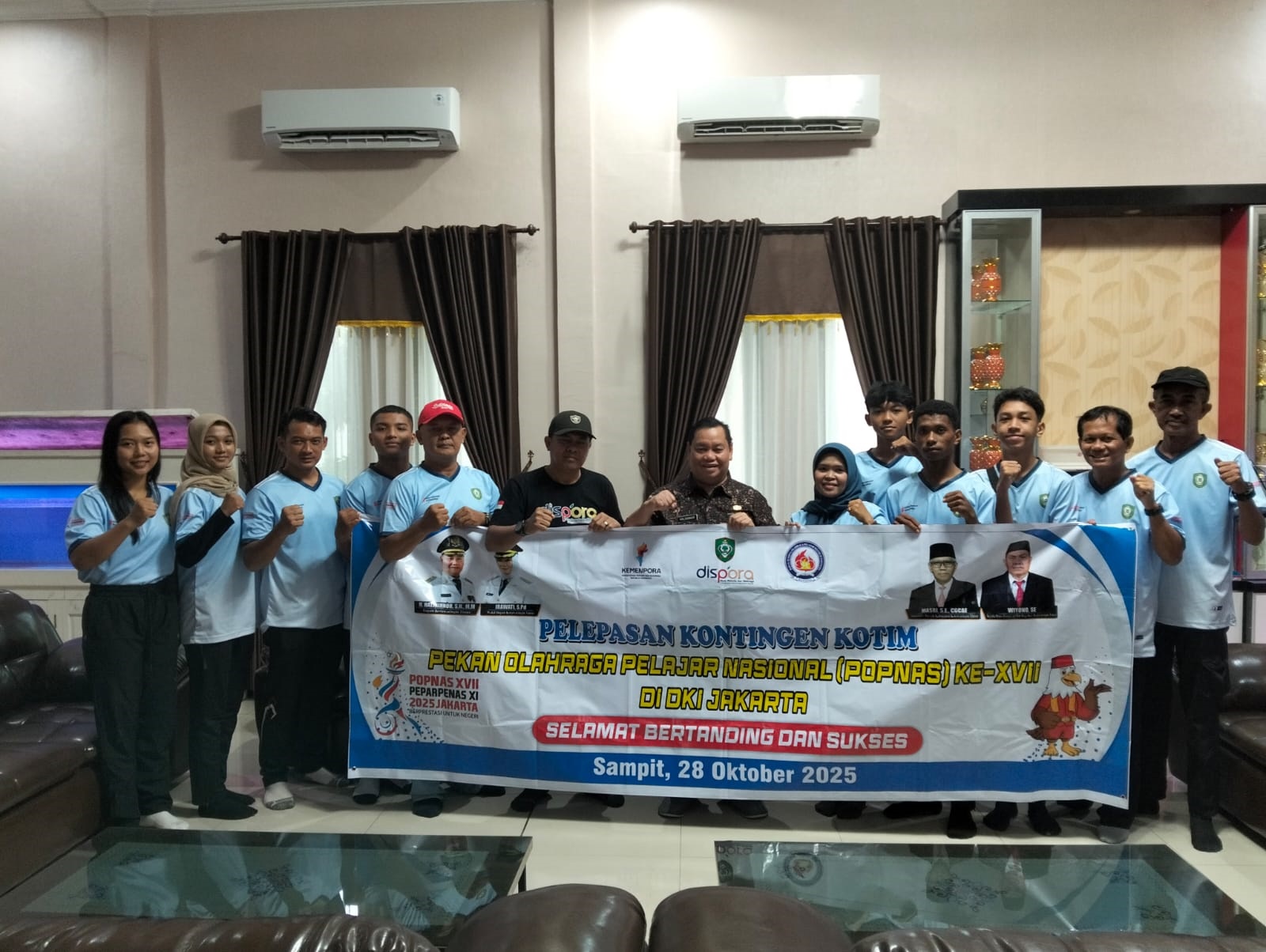 Bupati Kotim Halikinnor, saat melepas kontingen  atlet Kotim untuk mengikuti ajang POPNAS XVII di Jakarta, (31/10)