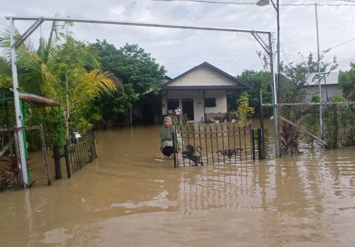 MOMOK WARGA: Genangan air yang merendam RT 27 Kelurahan Madurejo, Pangkalan Bun, Minggu (2/11), jadi keluhan berulang warga setempat.