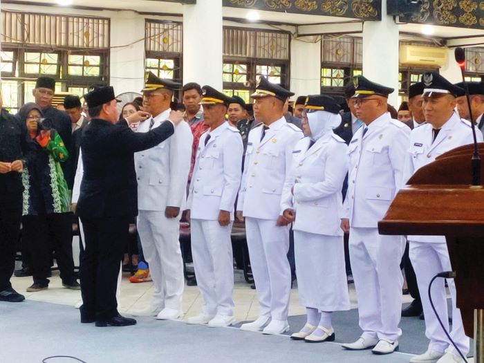 PELANTIKAN: Bupati Kotim Halikinnor saat melantik sejumlah Camat dan Lurah di Kotim pada Jumat (31/10) lalu. FOTO: DOK.YUNI/RADAR SAMPIT