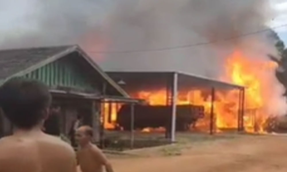 Api dengan cepat membesar dan meludeskan dua rumah warga, satu kantor koperasi, serta dua unit truk.