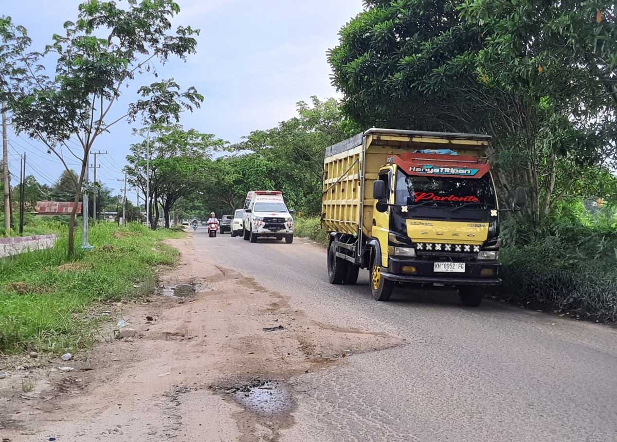 SEGERA DIPERBAIKI: Salah satu titik di Jalan Pramuka yang segera diperbaiki dalam waktu dekat ini, Senin (3/11).