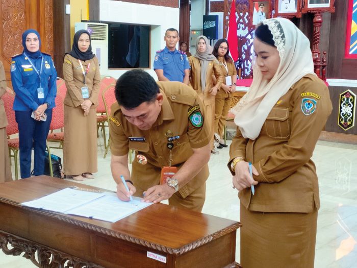 KERJASAMA: Penandatanganan kerja sama antara Kadisdik Kotim (kiri) dengan Kadisdik Seruyan (kanan), Senin (3/11). FOTO: YUNI/RADAR SAMPIT
