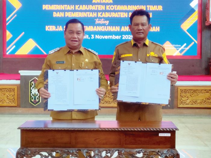 MoU: Bupati Kotim Halikinnor dengan Bupati Seruyan Ahmad Selanorwanda seusai penandatanganan kerja sama pemerintah daerah, Senin (3/11). FOTO: YUNI/RADAR SAMPIT