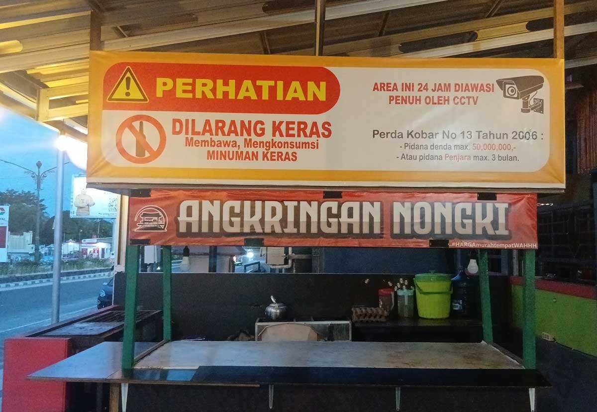 LARANGAN: Spanduk besar larangan membawa miras terpampang jelas di area RKB.