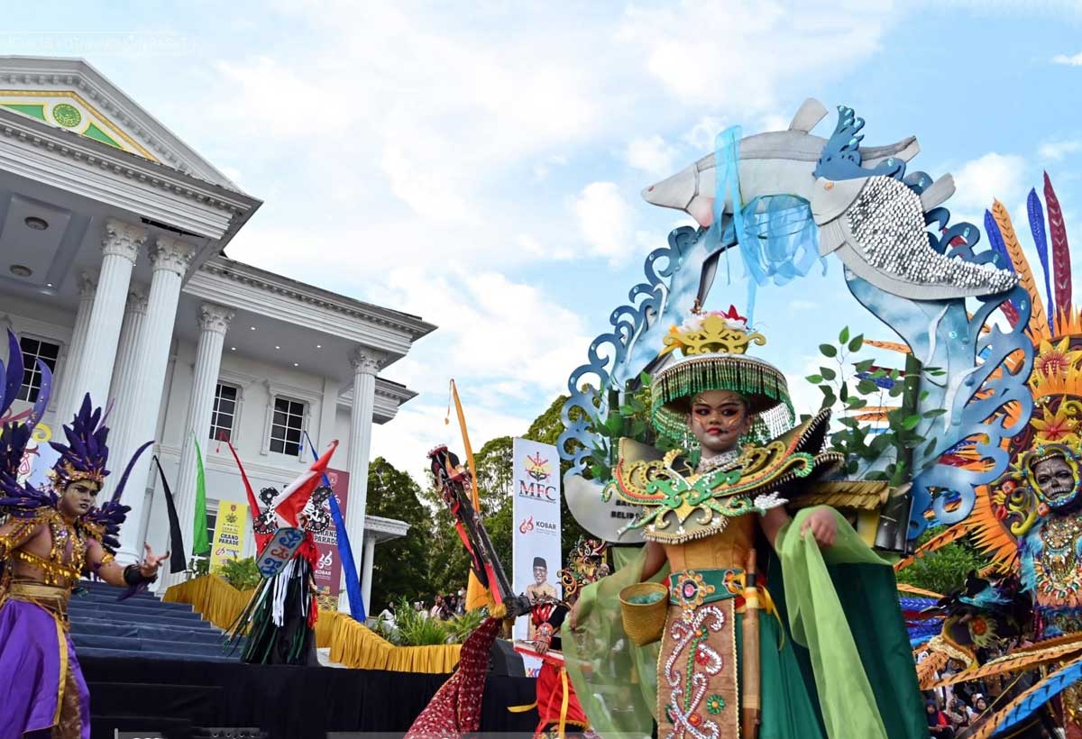MEMUKAU: Salah satu penampilan dalam Marunting Fashion Carnaval (MFC) 2025 di Pangkalan Bun Park, Minggu (2/11).