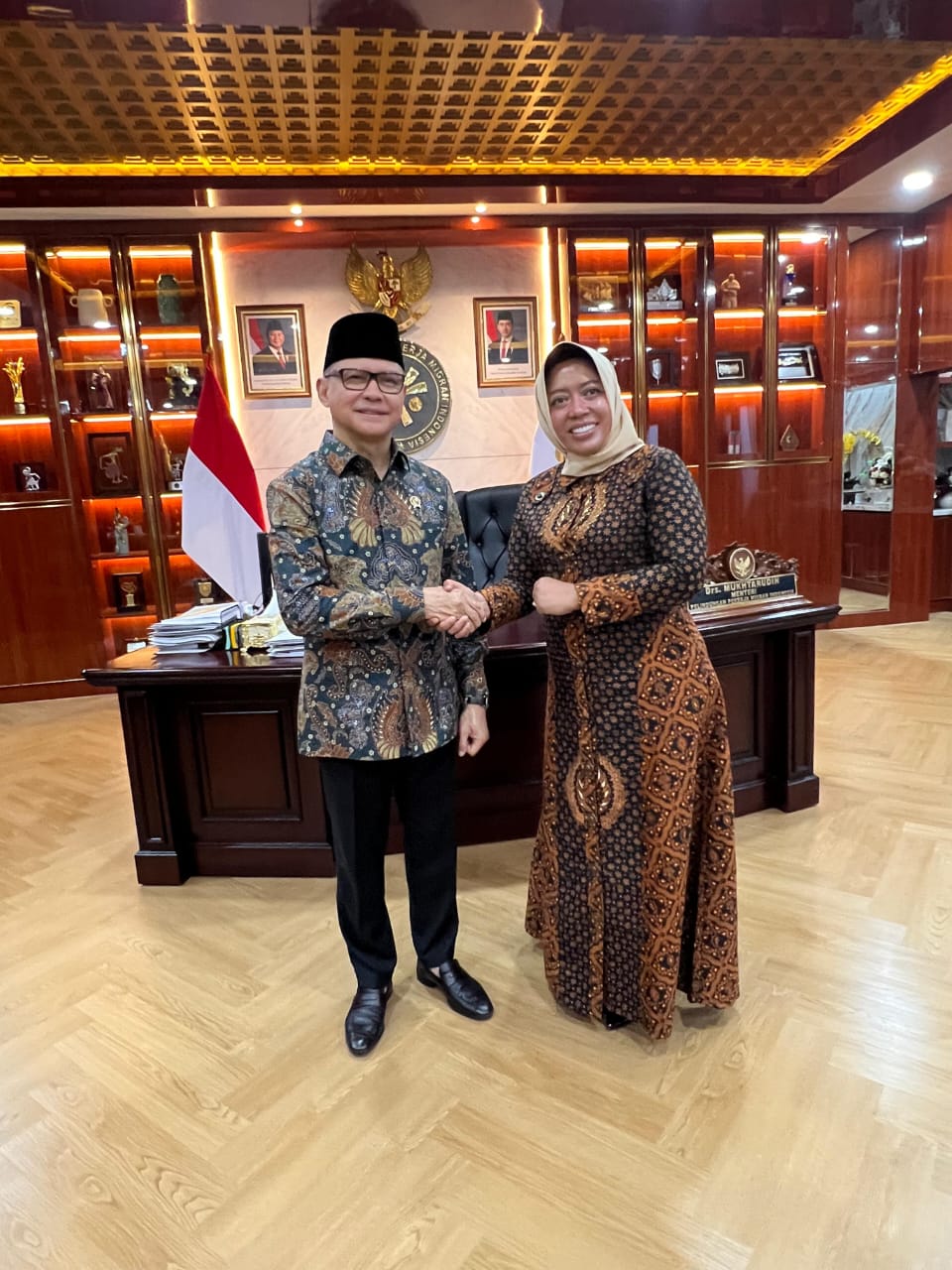 KONSULTASI: Wakil Ketua II DPRD Kobar, Sri Lestari saat bertemu dengan Menteri P2MI Mukhtarudin, Jumat (31/10/2025) (Sekwan/Radar Sampit)