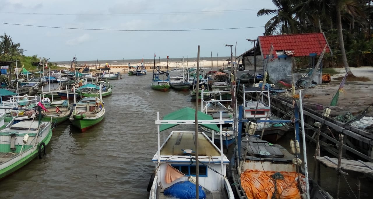 PERIKANAN: Para nelayan pesisir Kabupaten Sukamara sudah menikmati BBM bersubsidi dari pemerintah daerah. (Fauzi/radar sampit)