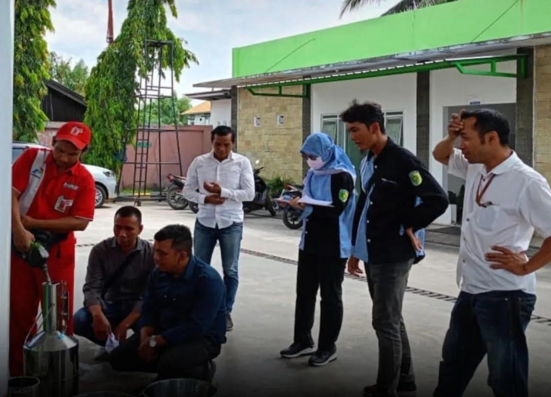 Peninjauan aktivitas salah satu SPBU di Palangka Raya oleh tim gabungan pemerintah, Senin (3/11).