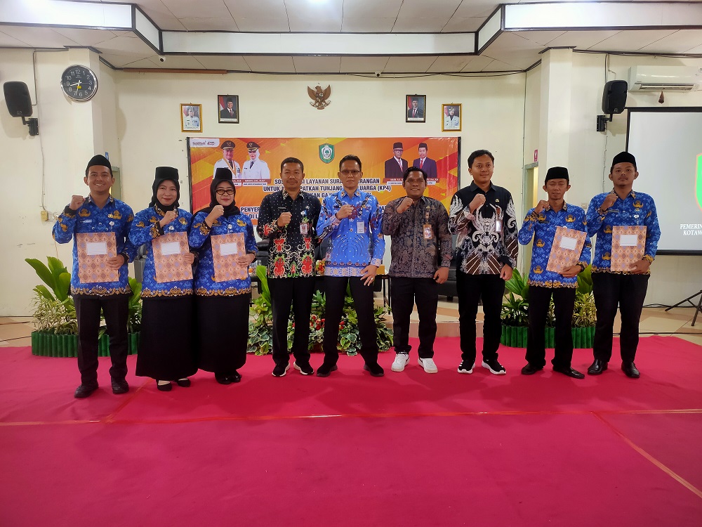 Penyerahan SK Pengangkatan PPPK Paruh Waktu di lingkup Pemkab Kotim, baru-baru tadi.