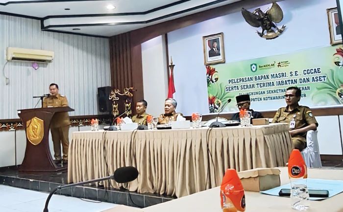 SERTIJAB: Bupati Kotim Halikinnor menyampaikan arahan pada acara serah terima jabatan dan aset di lingkungan Sekretariat Daerah (Setda) Kotim, Senin (3/11). FOTO: SETDA KOTIM/ RADAR SAMPIT