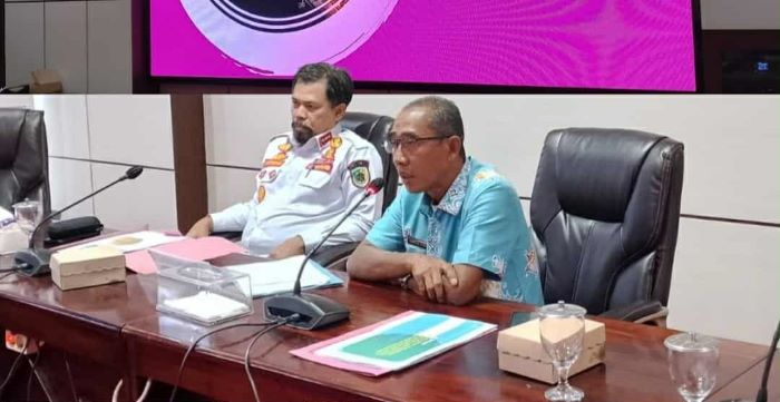 RAPAT: Kepala DPKUKMP Kota Palangka Raya, Samsul Rizal (kanan) saat memimpin rapat, baru-baru tadi. FOTO: DODI/RADAR SAMPIT