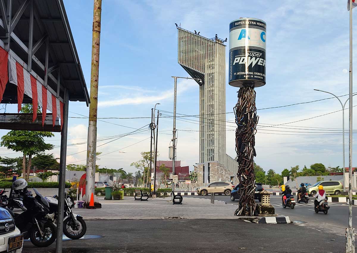 JADI TUGU: Sejumlah knalpot brong yang dijadikan tugu di halaman Pos Polisi Bundaran Besar. Hal itu jadi bentuk komitmen aparat menindak pengendara knalpot brong.