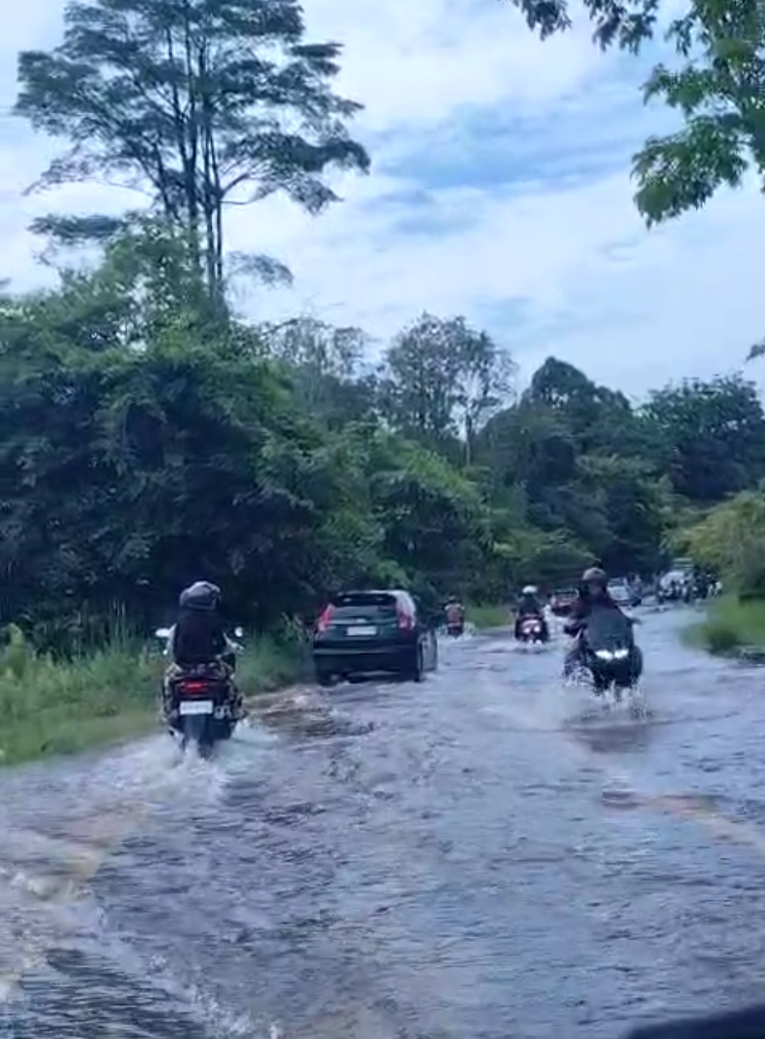 Kondisi lalu lintas di jalan Pasir Panjang pada Minggu 2 November 2025
