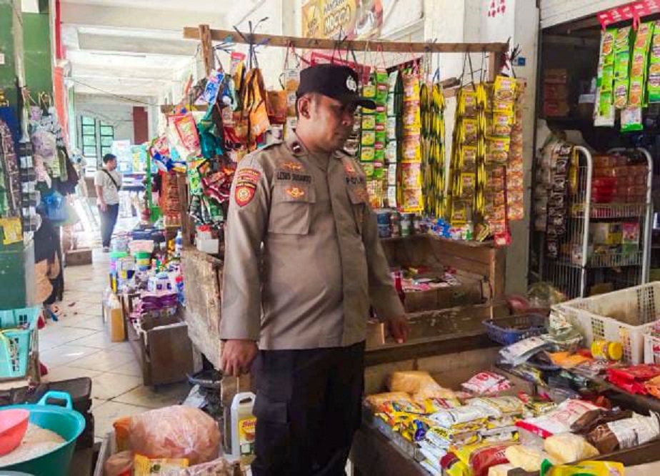 Personel Polsek Seruyan Hilir saat memantau stok dan harga bahan pokok di salah satu toko sembako di Kuala Pembuang, Senin (3/11).