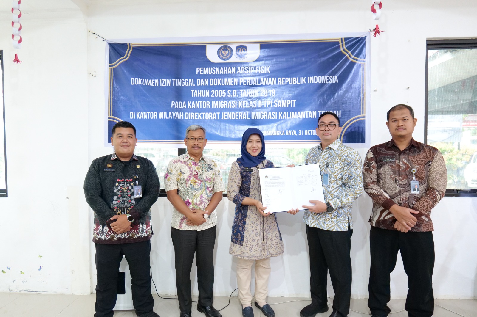 Pemusnahan arsip fisik dokumen izin tinggal dan dokumen perjalanan Republik Indonesia tahun 2010 sampai 2019 yang dilaksanakan Kantor Imigrasi Kelas II TPI Sampit di Palangka Raya, Jumat (31/10).